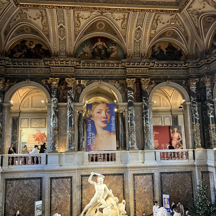 Escadaria interna do Kunsthistorisches Museum, em Viena